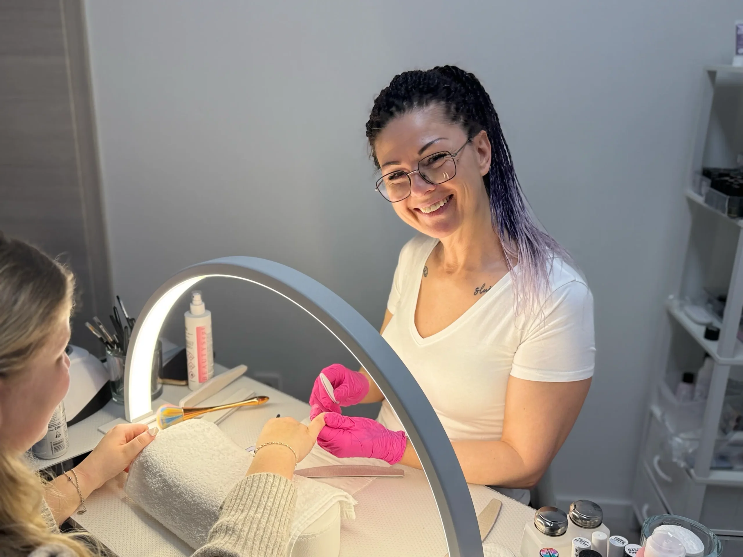 Sonja lächelt in die Kamera, beim Nägeldesignen