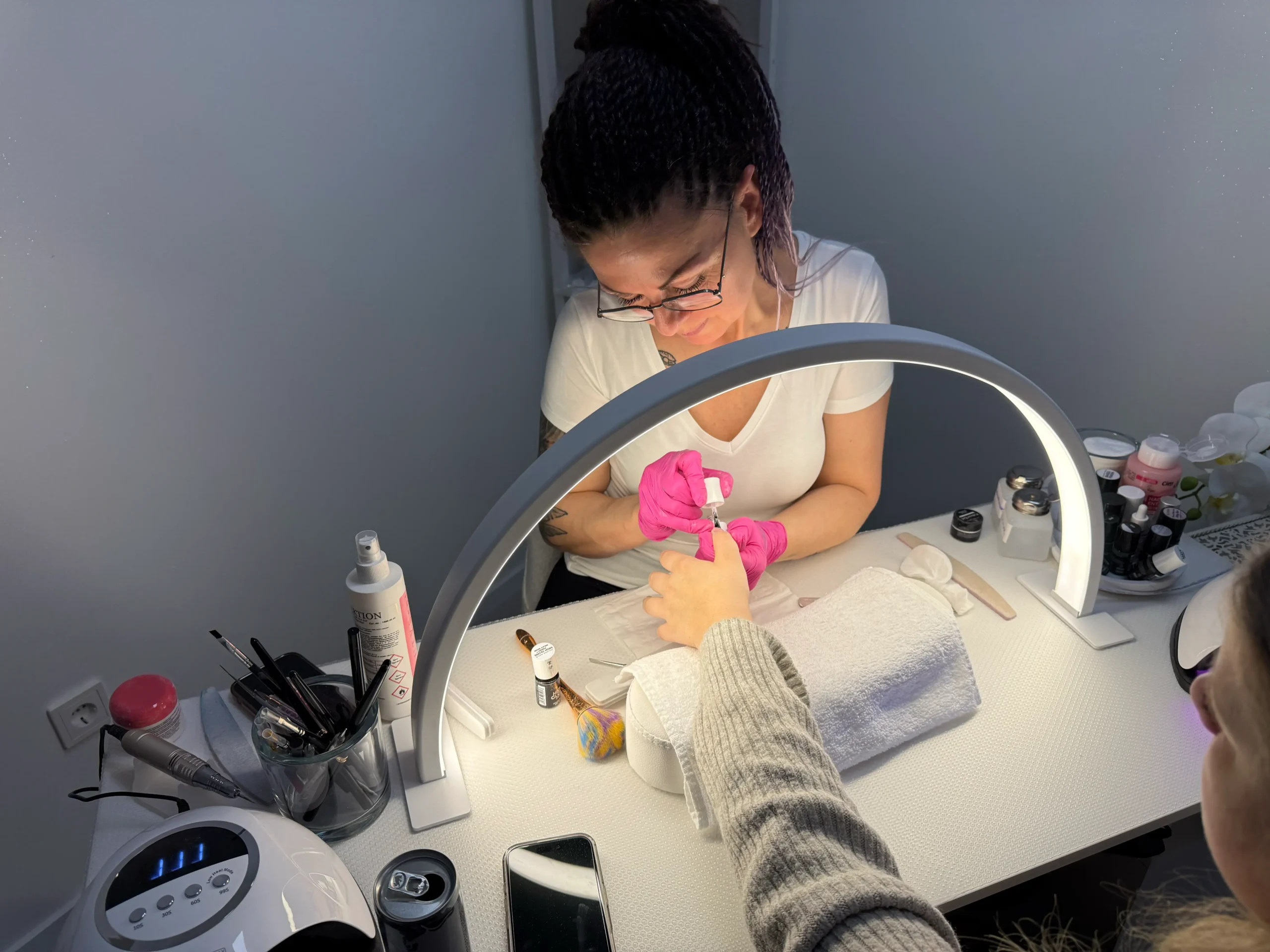 Sonja beim Nägeldesignen