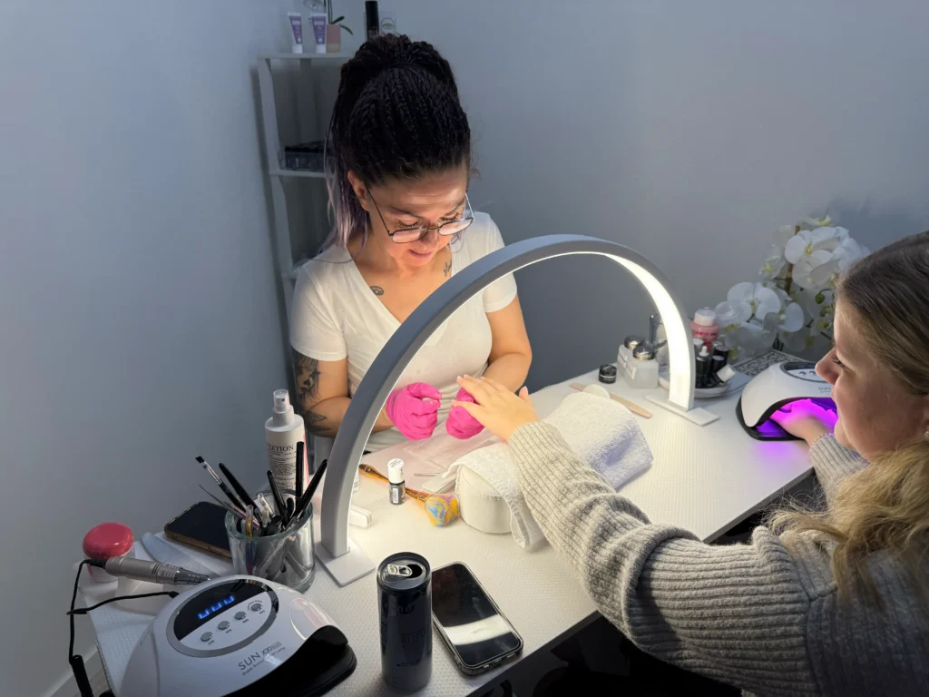 Sonja beim Nägeldesignen