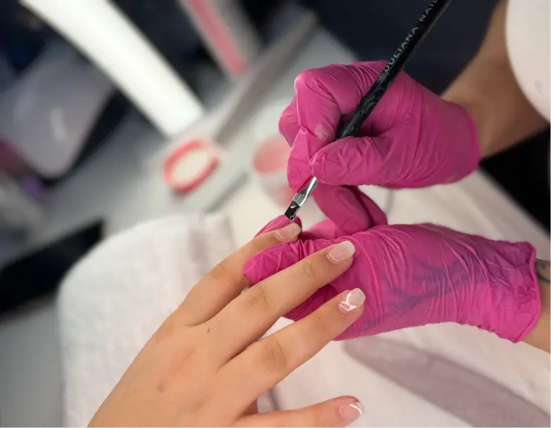 Sonja beim Nägeldesignen