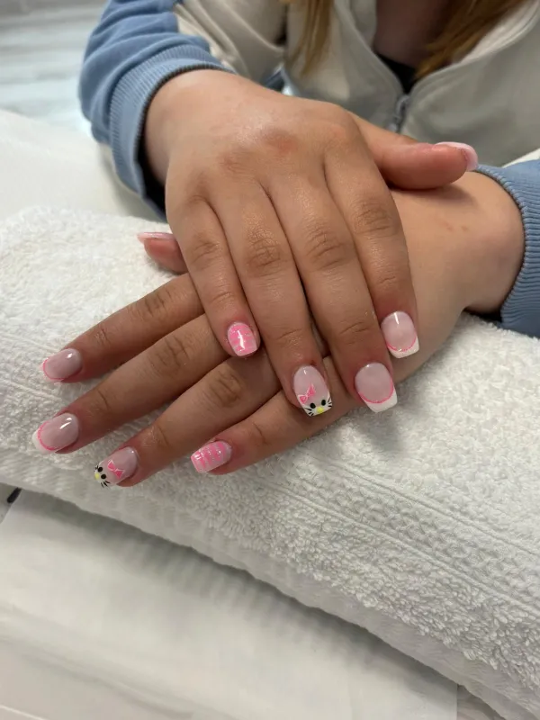 Hande mit professionellem Nageldesign – stilvoll lackierte Nägel