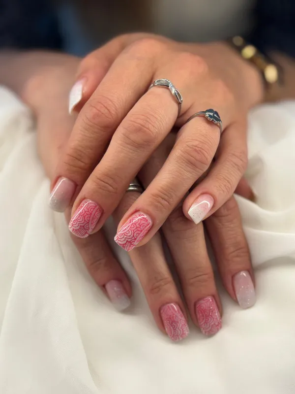 Hande mit professionellem Nageldesign – stilvoll lackierte Nägel