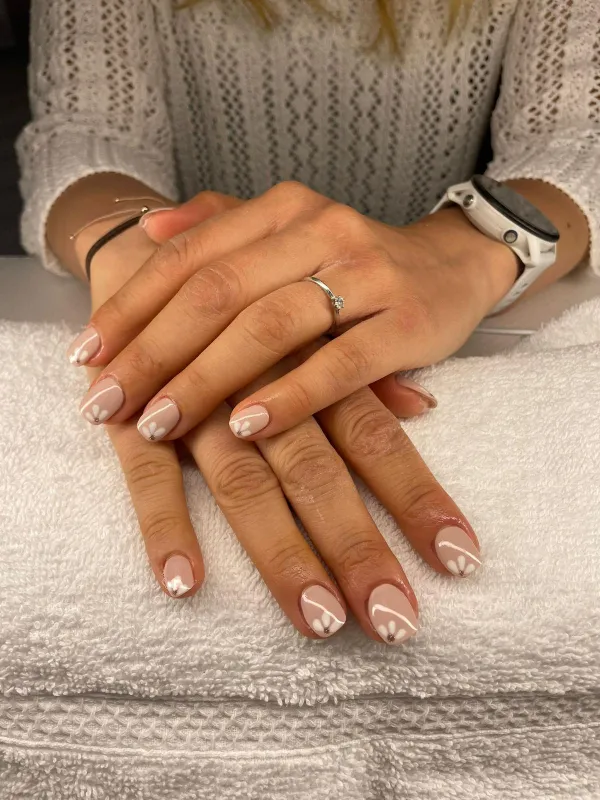 Hande mit professionellem Nageldesign – stilvoll lackierte Nägel