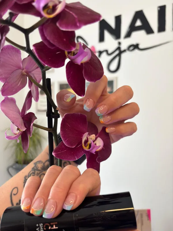 Hande mit professionellem Nageldesign – stilvoll lackierte Nägel