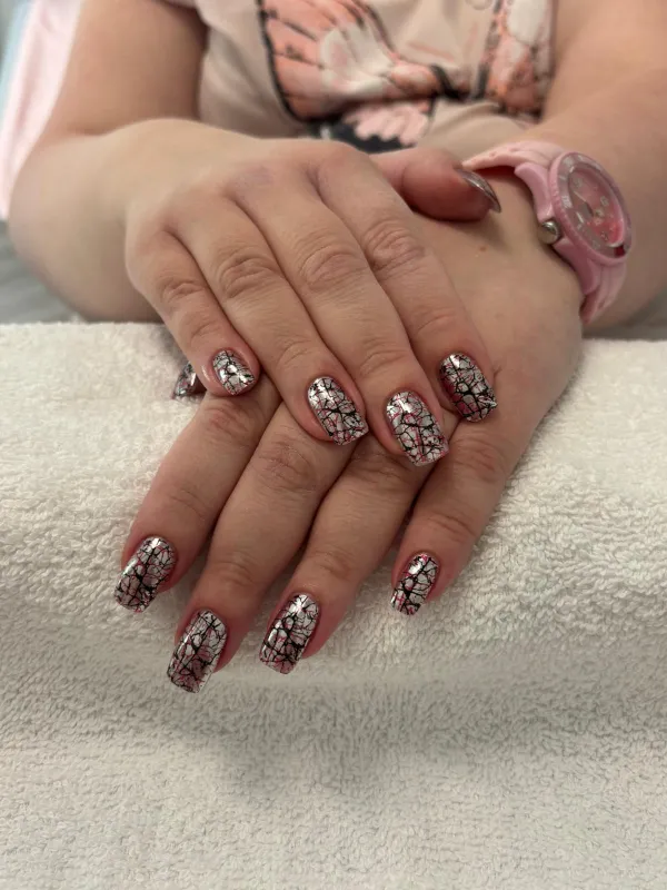 Hande mit professionellem Nageldesign – stilvoll lackierte Nägel