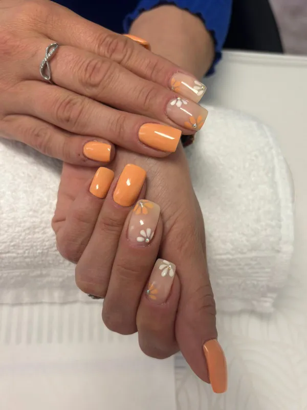 Hande mit professionellem Nageldesign – stilvoll lackierte Nägel