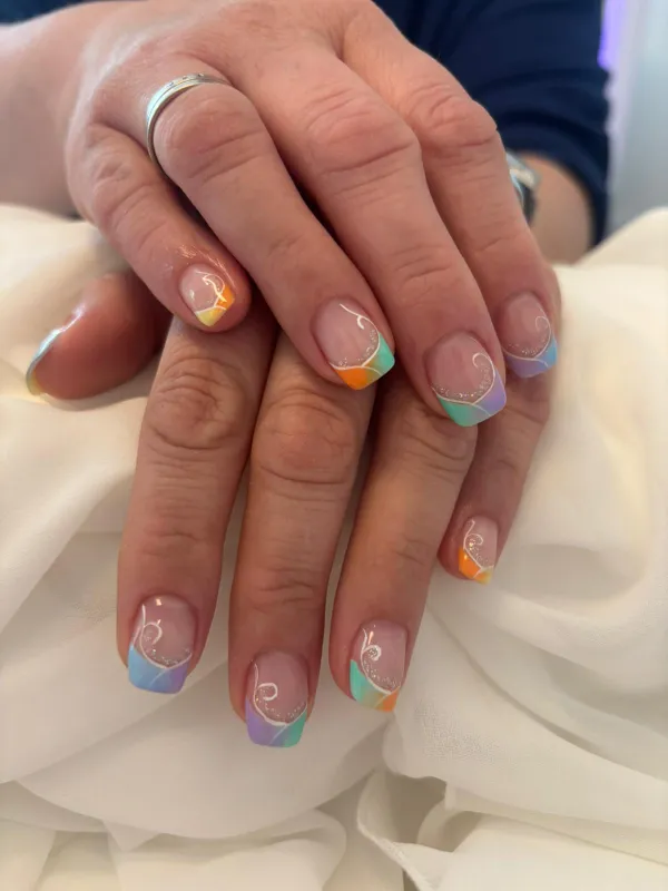 Hande mit professionellem Nageldesign – stilvoll lackierte Nägel