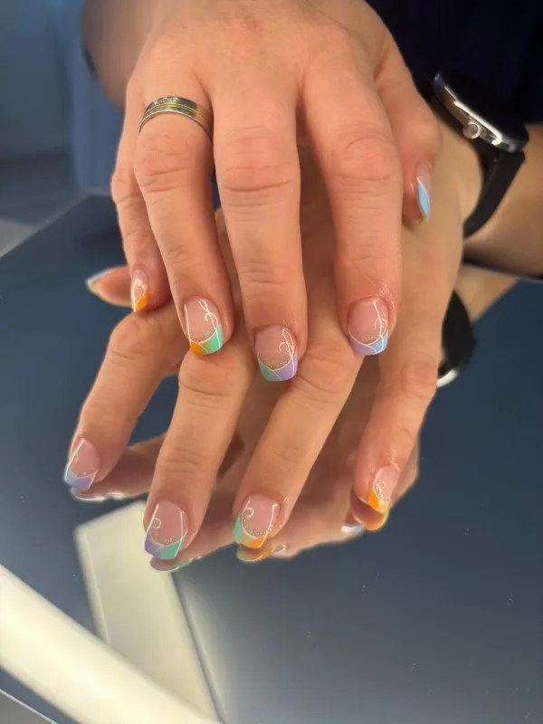 Hande mit professionellem Nageldesign – stilvoll lackierte Nägel