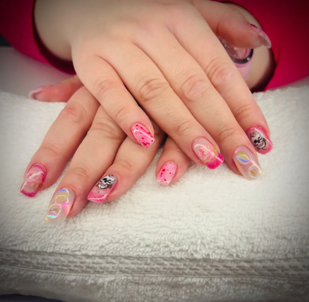 Hande mit professionellem Nageldesign – stilvoll lackierte Nägel