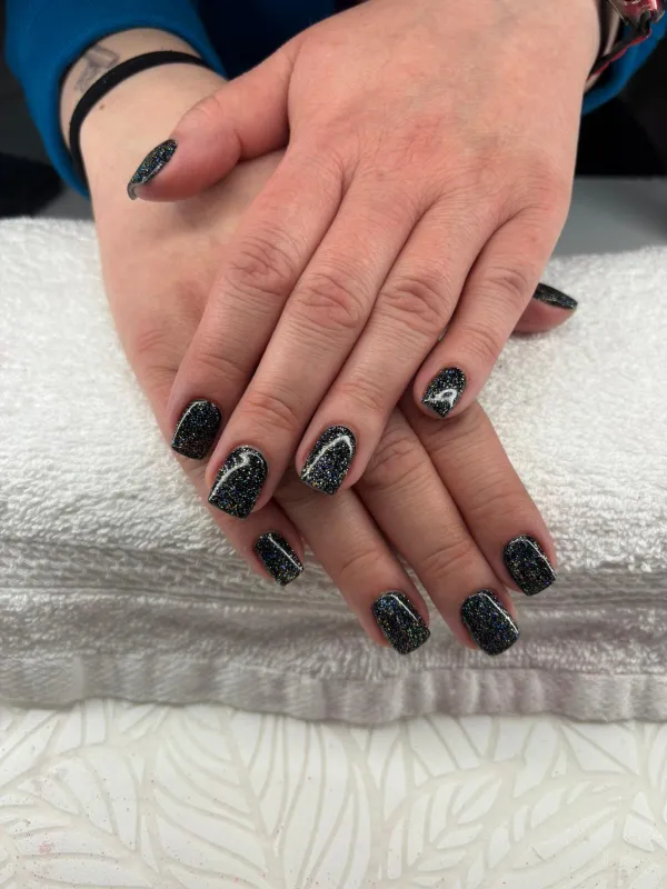 Hande mit professionellem Nageldesign – stilvoll lackierte Nägel